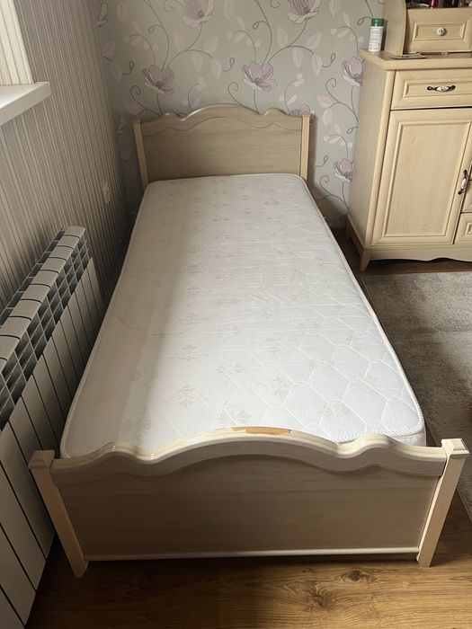 Продається 2 ліжка з матрасом, стіл