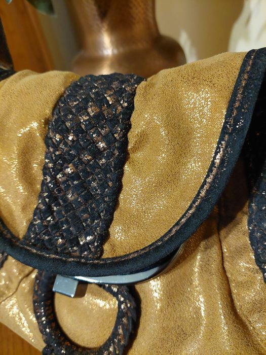 Złota elegancka torebka