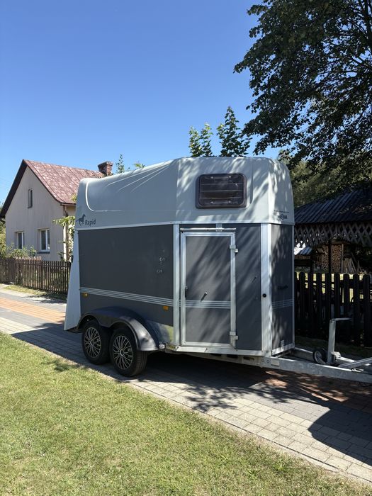Przyczepa do przewozu koni konia dwukonna transportu Humbaur Rapid siodłarnia
