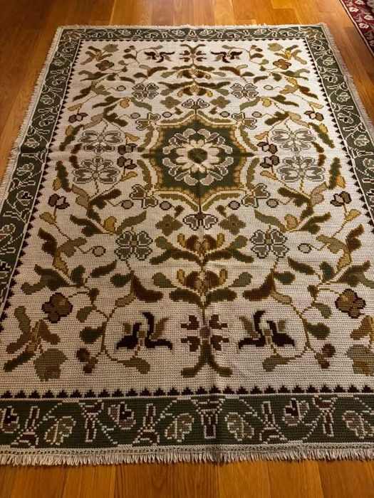 Tapete de Arraiolos Feito à Mão em Lã – Verde – 241 × 170 cm