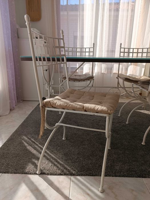Mesa e cadeiras de sala