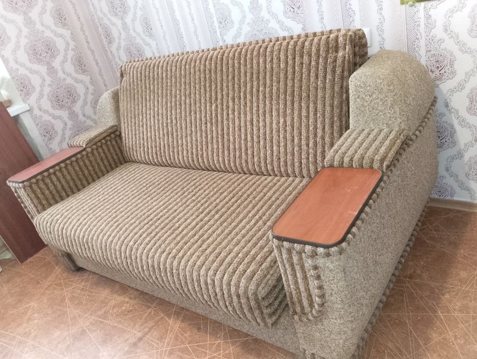 Добротный объемный надёжный диван