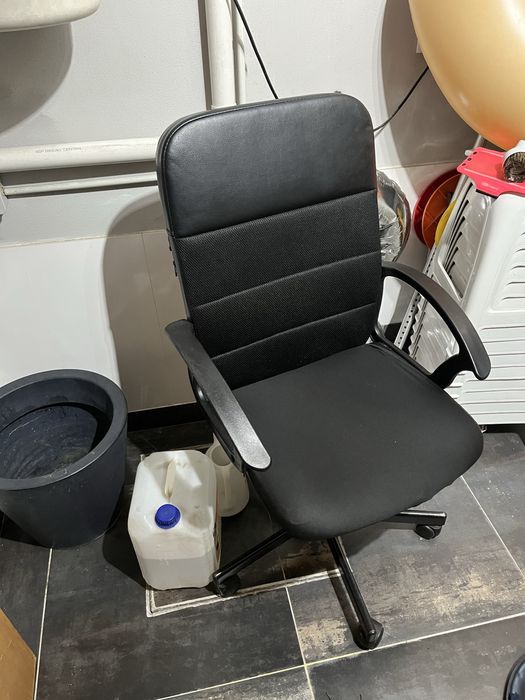 Cadeira de escritorio com rodas