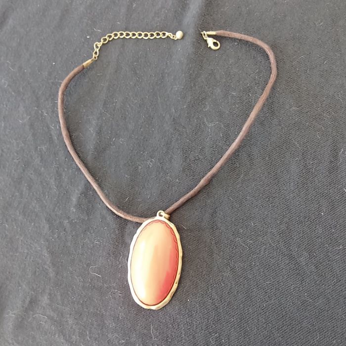 Colar com pingente grande