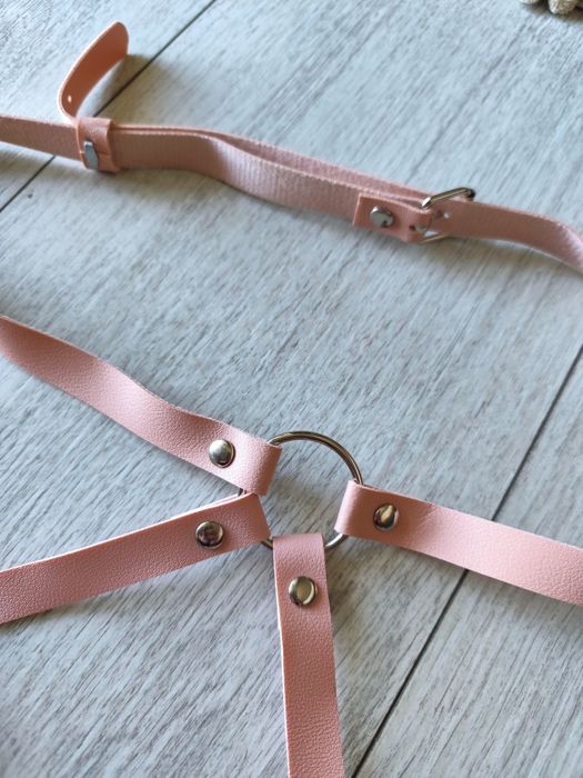 Uprząż harness z kokardkami na uda i pośladki, bielizna erotyczna