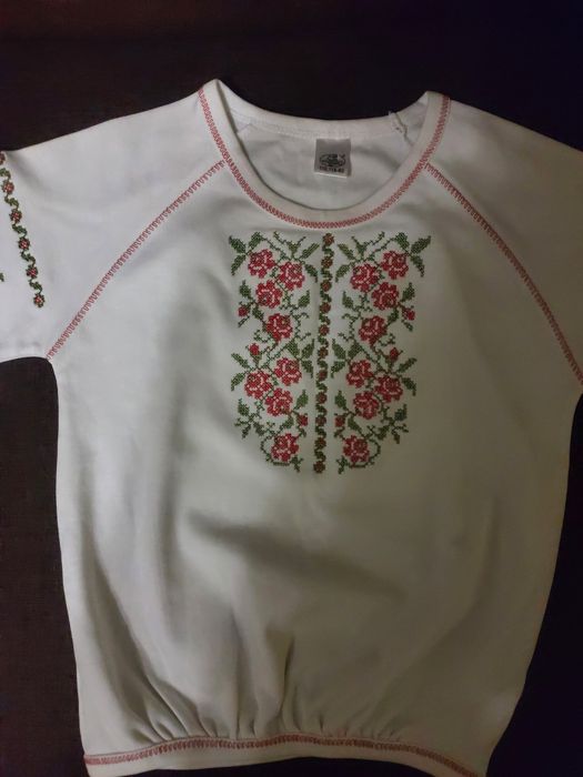 Біла вишита кофтинка