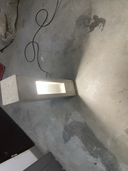 Lampa betonowa do ogrodu lub salonu