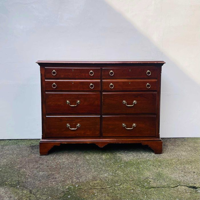 Średnia komoda z litego drewna produkcji USA.