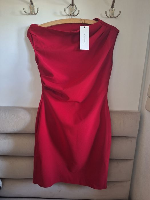 Sukienka czerwona krótka z marszeniami Trendyol 36(nowa z metką)