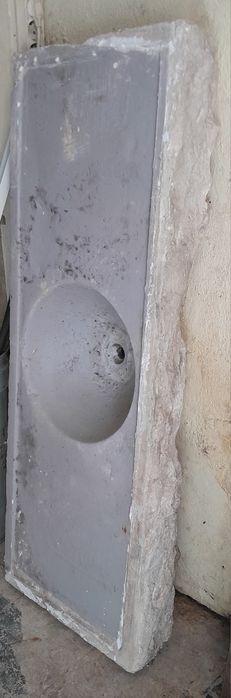 Lava loiça antigo em pedra