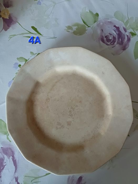 Pratos de louça muito antigos