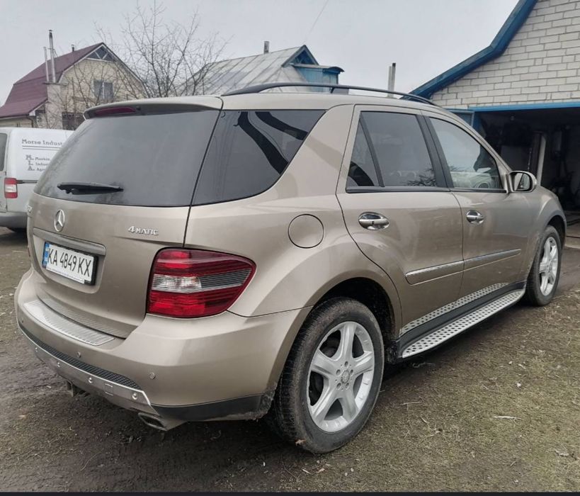 Автомобіль Mercedes-Benz ML350