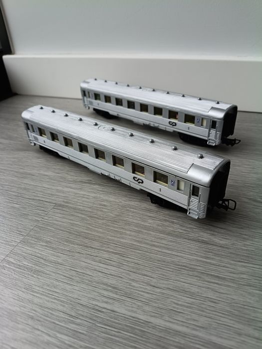 Conjunto 2 carruagens inox com figuras passageiros, H0 1/87
