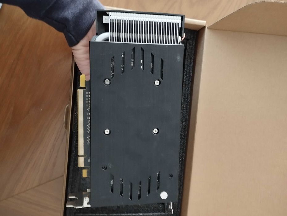 Placa gráfica AMD rx58064168944557185122