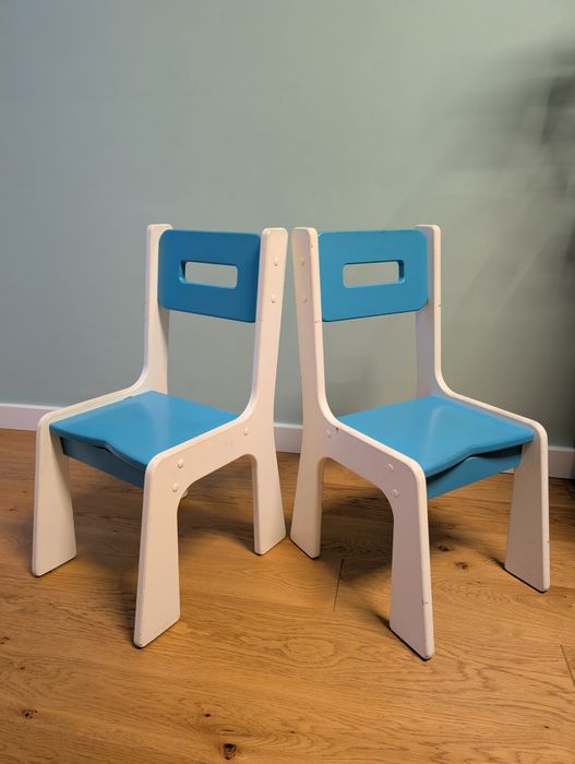 Stolik dziecięcy z krzesłami i półkami