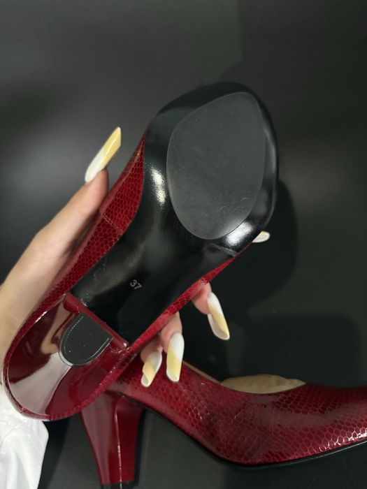 Buty na obcasie czerwone z tłoczeniem imitującym skórę węża