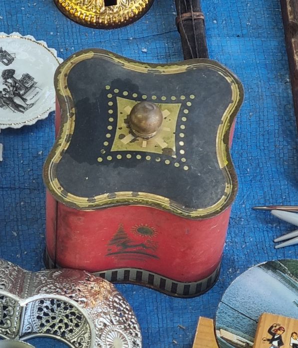 Caixa em Lata Antiga