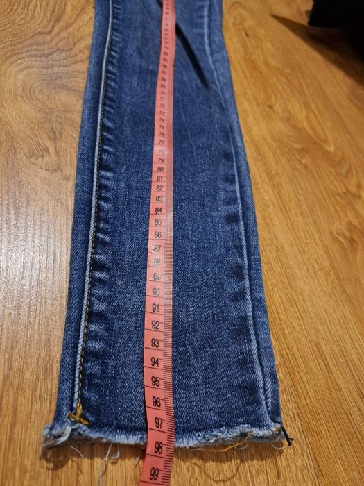 Granatowe spodnie jeansowe damskie