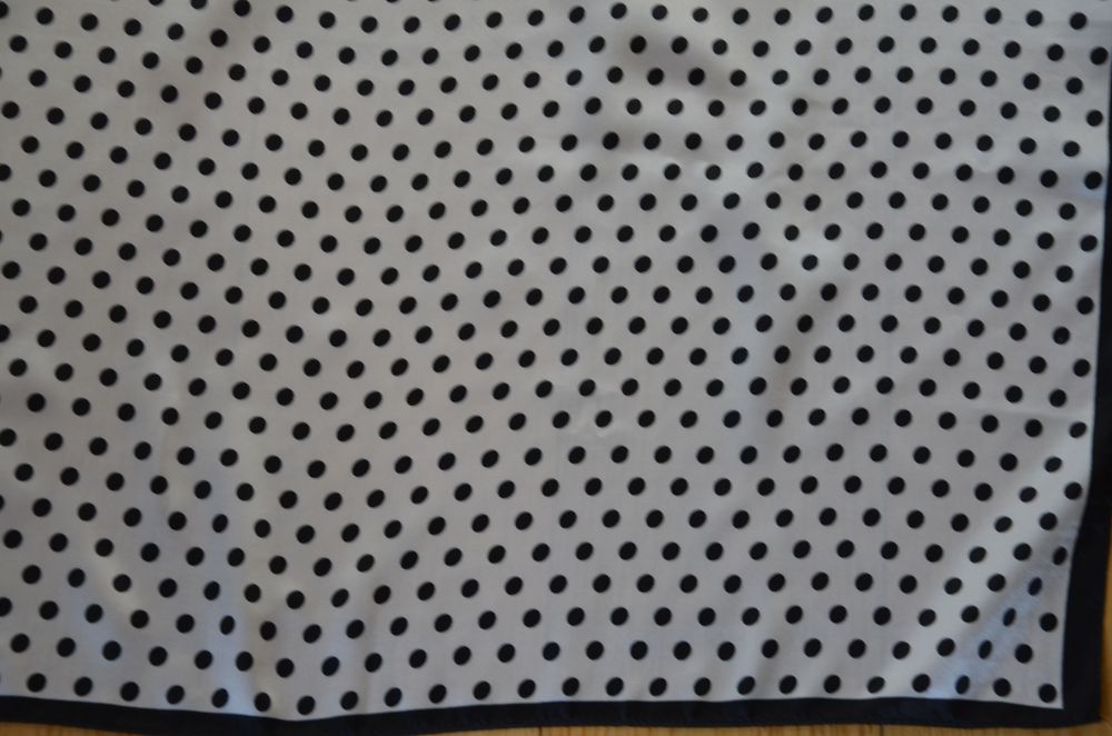 apaszka chusta w grochy czarne 66x66