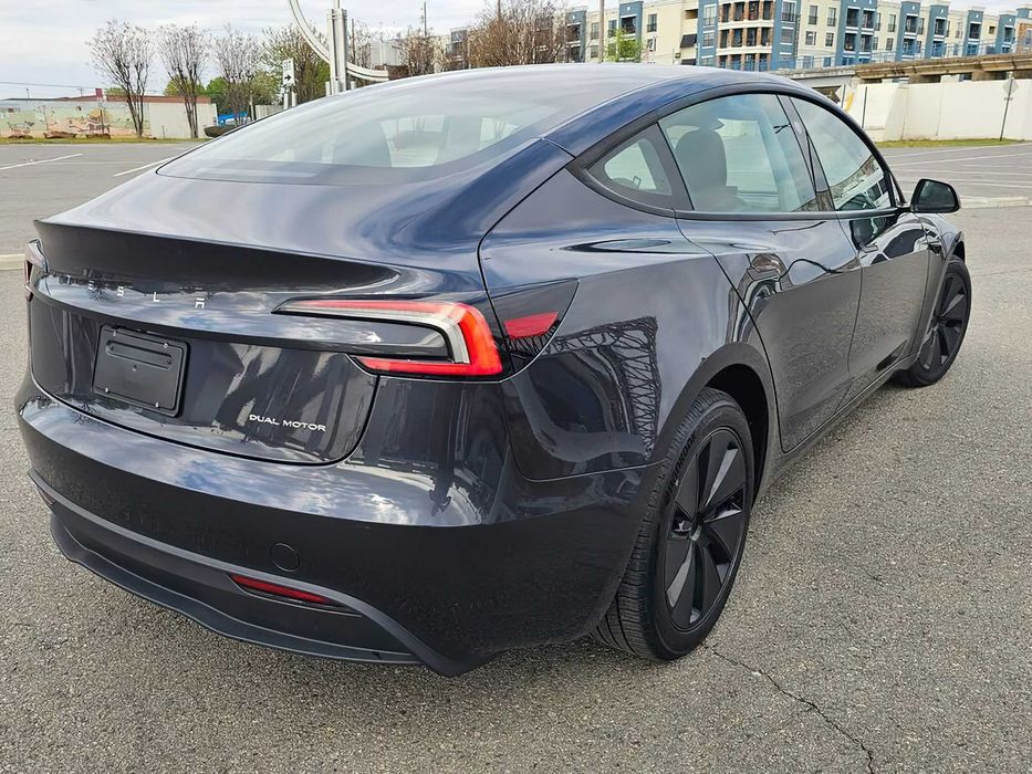 Tesla Model 3 Long Range      2025
