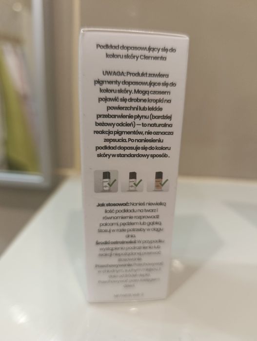 Podkład clementa dopasowujący się do cery SPF15.