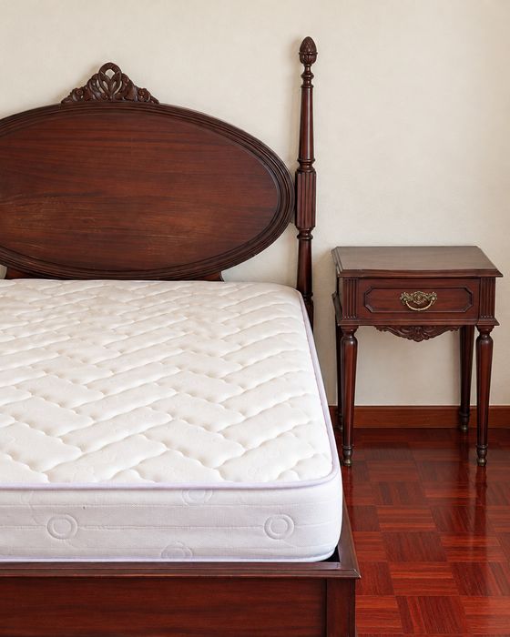 Jogo de Quarto Clássico Vintage: Cama + Colchão + 2 Mesinhas + Cómoda