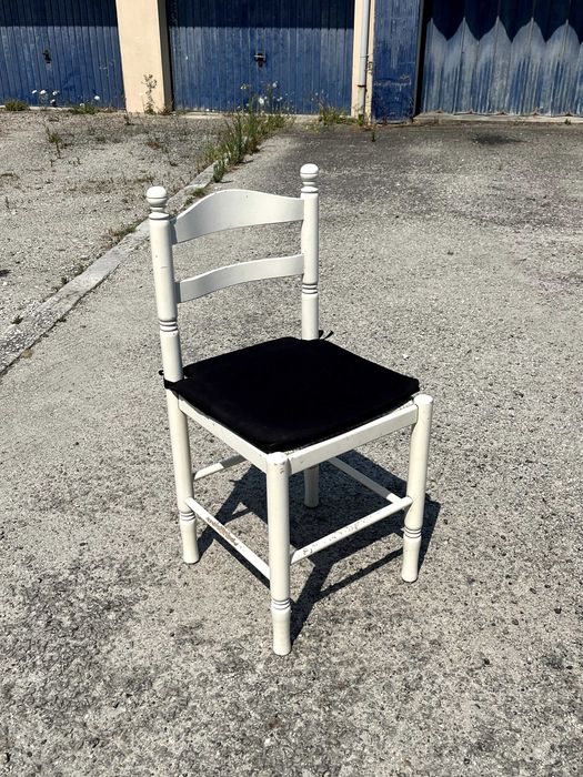 Conjunto mesa branca e duas cadeiras