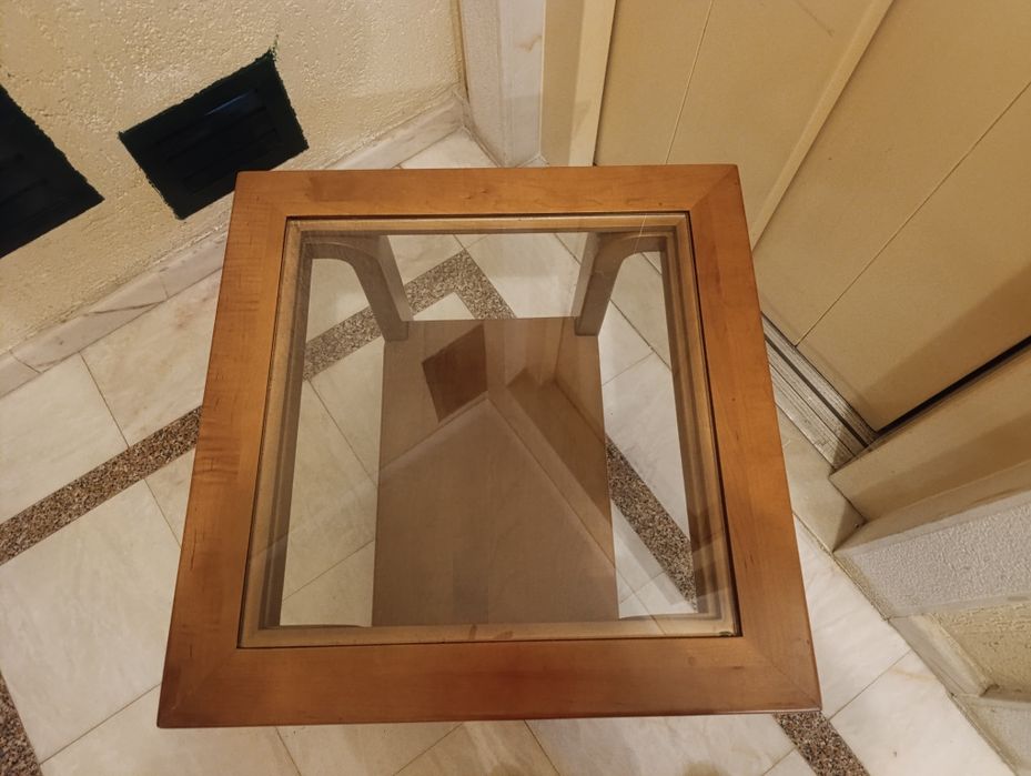 Mesa de centro com tampo de vidro