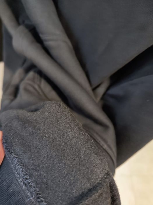 Чорний базовий худі на флісі