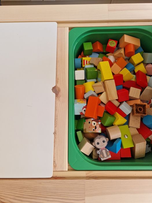 Stolik dziecięcy plus krzesła