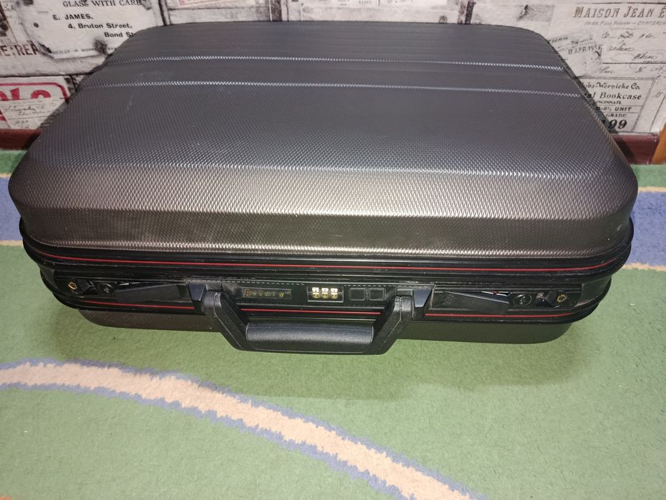 Валіза маленька  без колес, бу