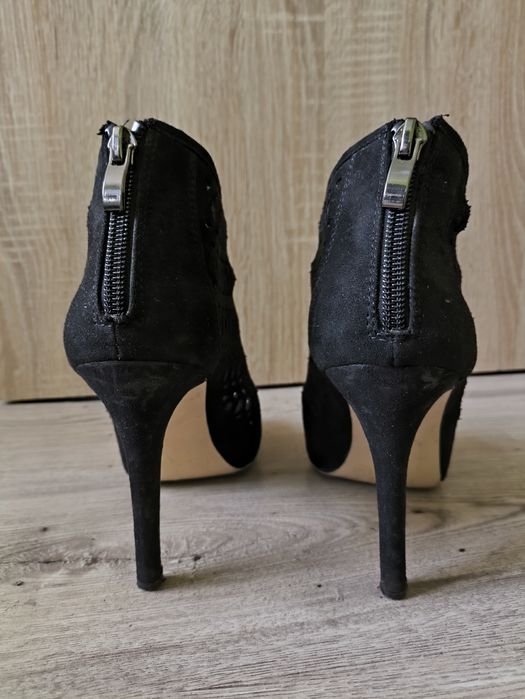 Czarne szpilki ażurowe