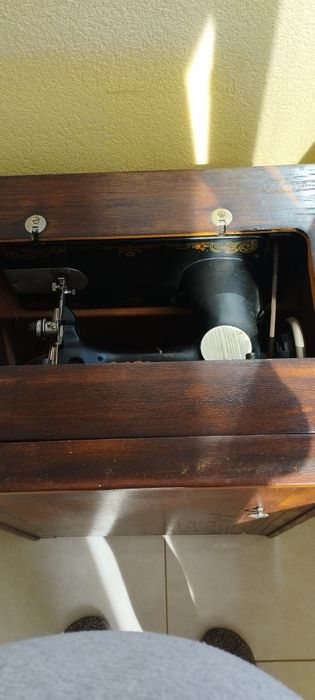 Швейна машинка в тумбочці