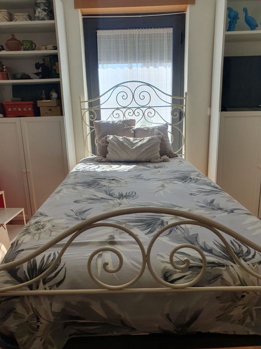 Cama de ferro restaurada com estrado e colchão