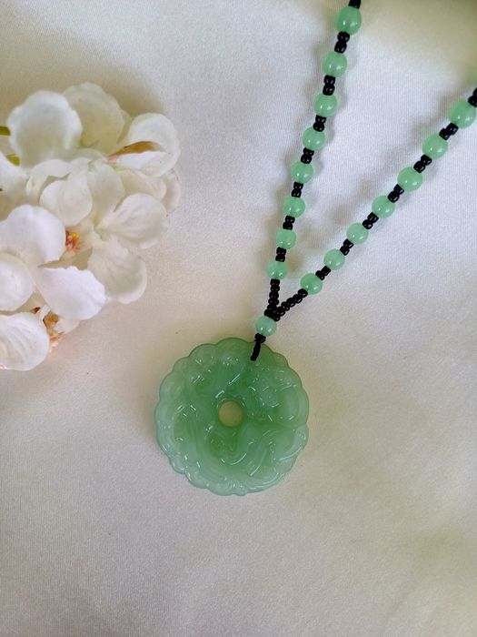 Naszyjnik - Rzeźbiony zielony jadeit