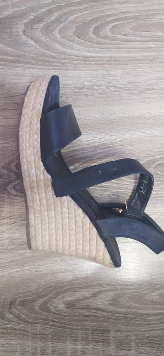 Чёрные босоножки на танкетке