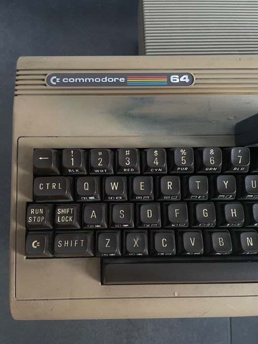 Commodore 64 zestaw stacja dysków 1541 magnetofon gra Final II