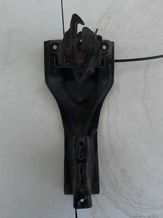 Продам замок капота HYUNDAI Getz 2002-2005 и стойка центр. панели.