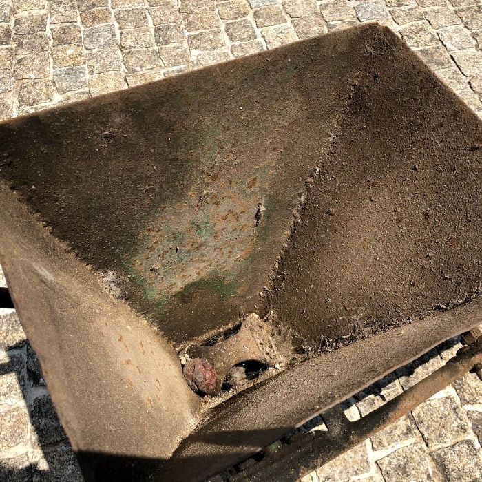 Distribuidor de adubo / Semeador de Milho Antigo