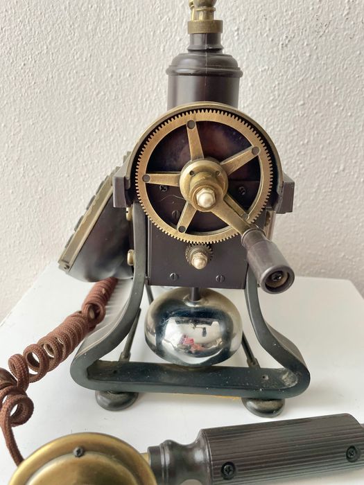 Ретро телефон . Старий. Тяжкий.