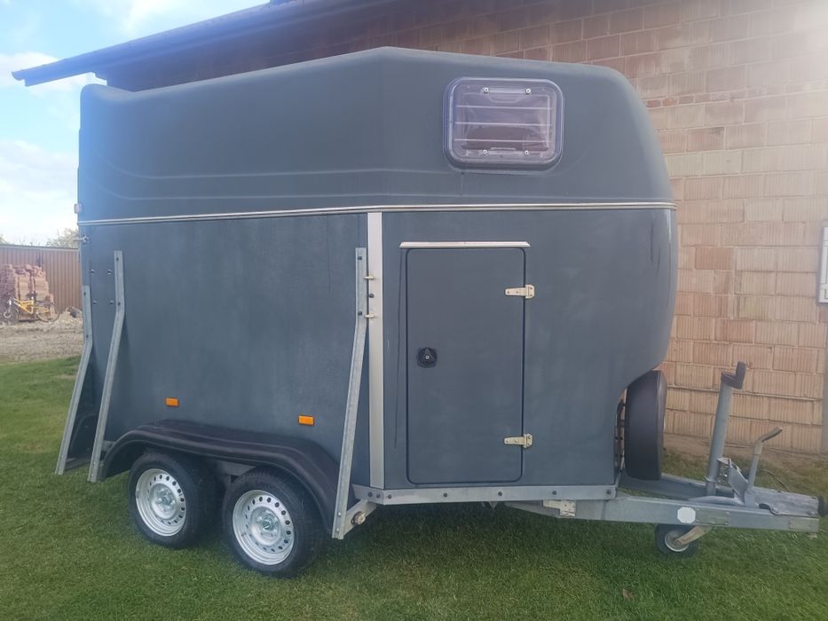 Przyczepa do przewozu koni