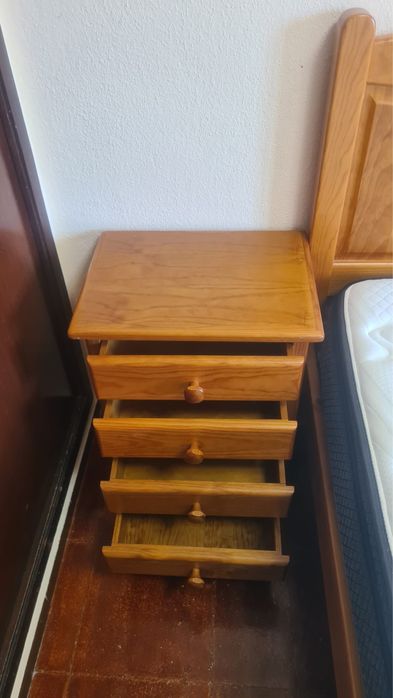 Cama de casal com colchão, mesas de cabeceira e comoda