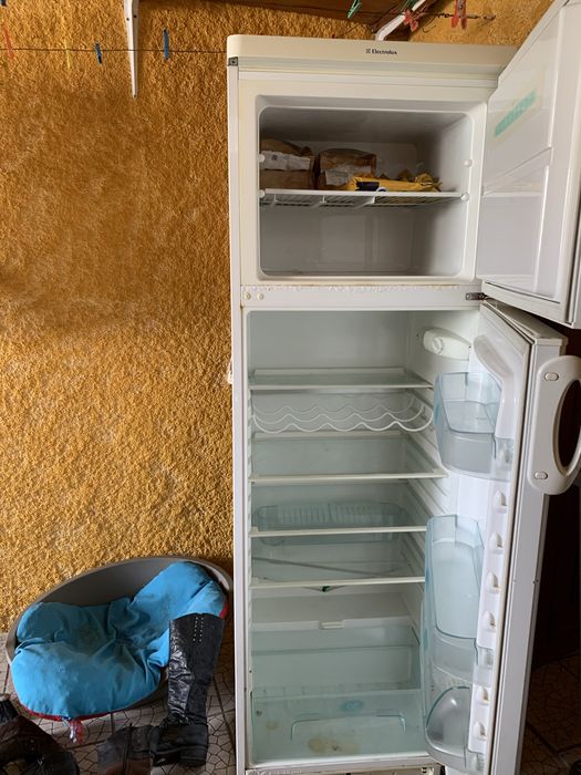 Frigorico grande, antigo mas em bom estado de conservação