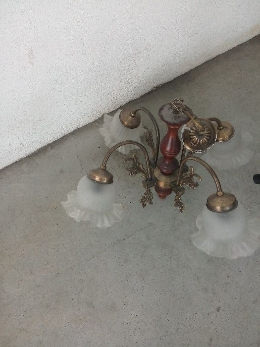 Vendo 2 candeeiros de tecto com 4 e outro com 5 abajures vidro.