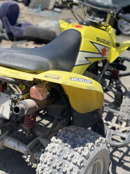 Vendo moto quatro Suzuki ltz 250 com documentos a funcionar e a andar mais informações envia mensagem