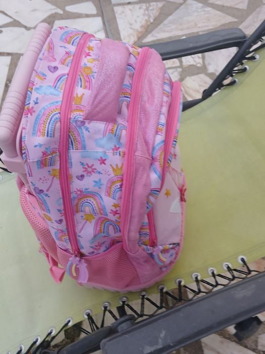 Mala de crianca (menina) com rodas, muito bem estimada.