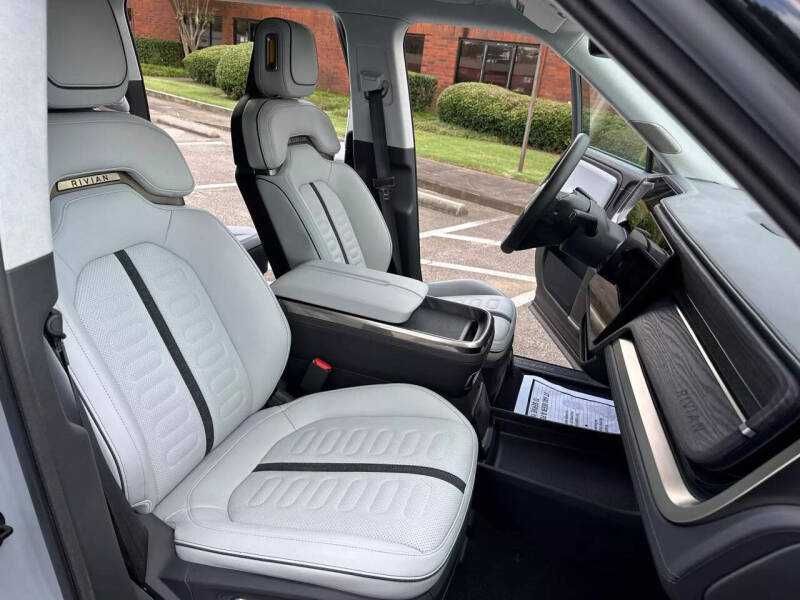 2023  Rivian  R1S