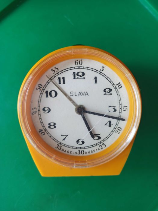 Настільний пластиковий механічний будильник ,,СЛАВА 11 Камінів "