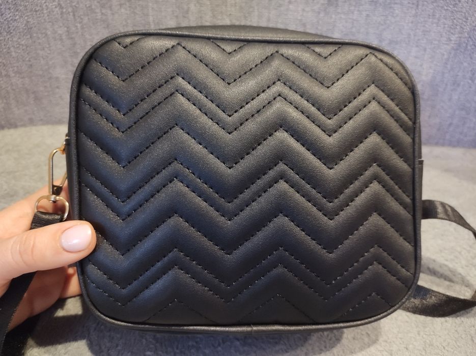 Nowa,mała, czarna torebka na ramię