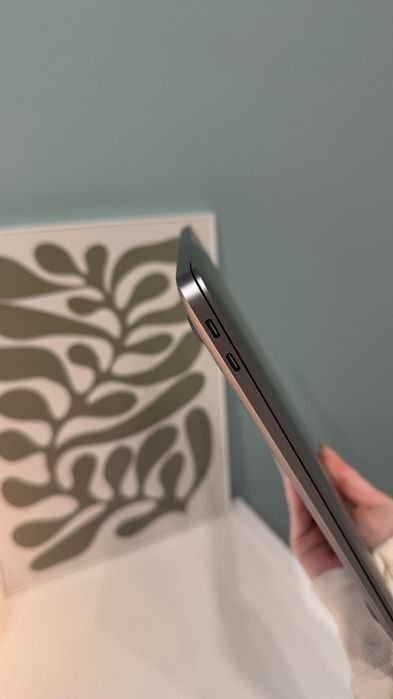 MacBook Air M1 13.3"
Pamięć: 8GB RAM
Dysk: 256GB SSD
Ba